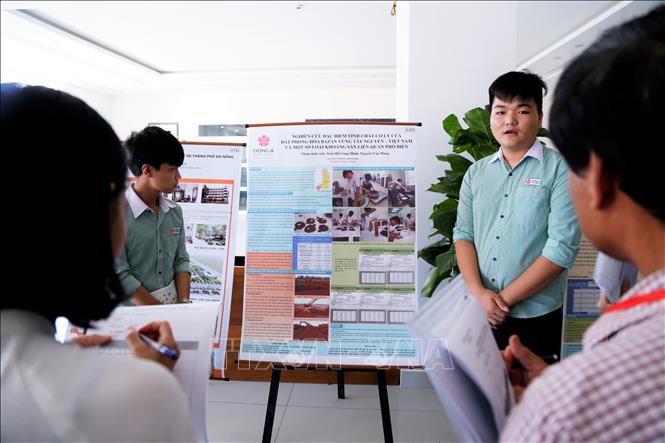 Trong ảnh: Nhóm sinh viên trình bày các báo cáo nghiên cứu khoa học về đất bazan tại Cuộc thi. Ảnh: Phương Chi - TTXVN phát