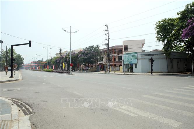 Trong ảnh: Đường Võ Nguyên Giáp vắng vẻ khi nhiệt độ ngoài trời đang ở mức cao. Ảnh: Phan Tuấn Anh - TTXVN