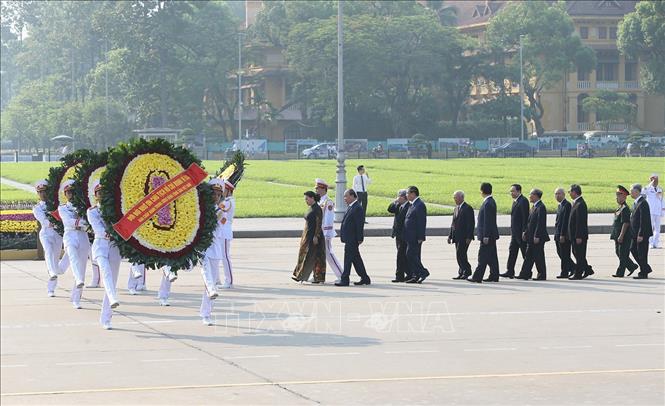 Trong ảnh: Đoàn đại biểu Lãnh đạo, nguyên Lãnh đạo Đảng, Nhà nước và MTTQ Việt Nam đến đặt vòng hoa và vào Lăng viếng Chủ tịch Hồ Chí Minh. Ảnh: Dương Giang - TTXVN