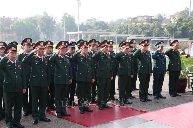 Trong ảnh: Đoàn đại biểu Quân ủy Trung ương và Bộ Quốc phòng đặt vòng hoa và vào Lăng viếng Chủ tịch Hồ Chí Minh. Ảnh: Dương Giang – TTXVN