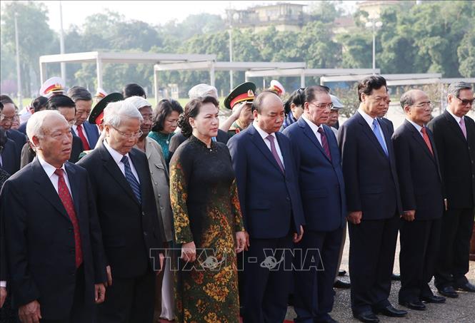 Trong ảnh: Đoàn đại biểu Lãnh đạo, nguyên Lãnh đạo Đảng, Nhà nước và MTTQ Việt Nam đến đặt vòng hoa và vào Lăng viếng Chủ tịch Hồ Chí Minh. Ảnh: Dương Giang - TTXVN