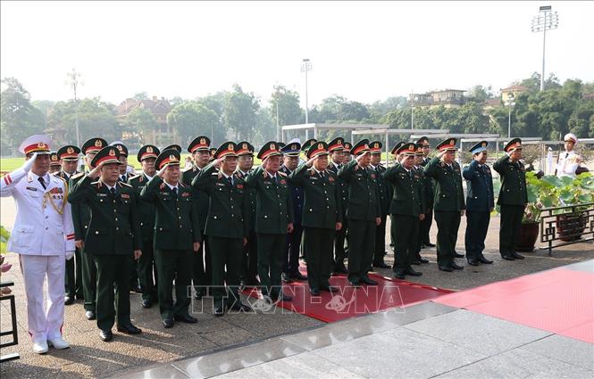 Trong ảnh: Đoàn đại biểu Quân ủy Trung ương và Bộ Quốc phòng đặt vòng hoa và vào Lăng viếng Chủ tịch Hồ Chí Minh. Ảnh: Dương Giang – TTXVN