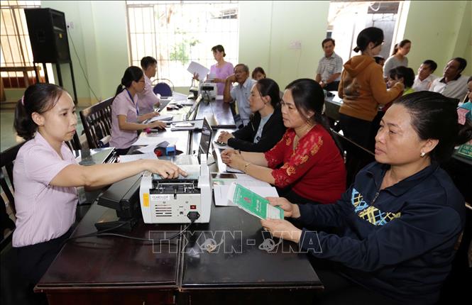 Trong ảnh: Một buổi giao dịch cho vay tại điểm giao dịch phường Cam Phúc Nam, thành phố Cam Ranh. Ảnh: Trần Việt - TTXVN