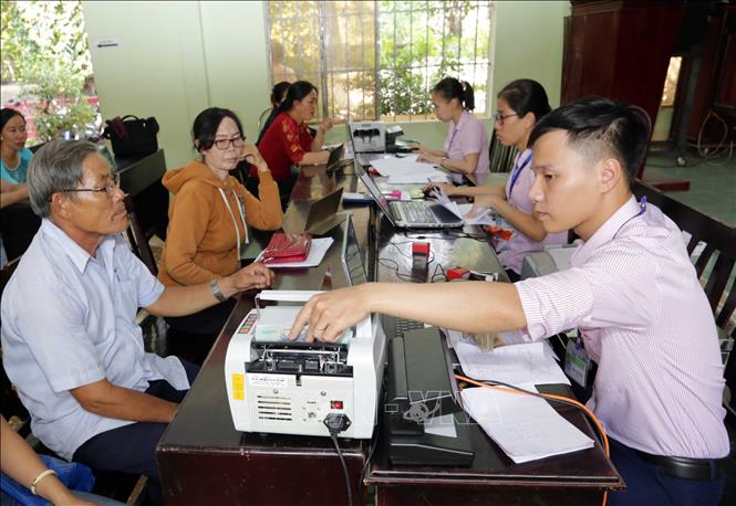 Trong ảnh: Một buổi giao dịch cho vay tại điểm giao dịch phường Cam Phúc Nam, thành phố Cam Ranh. Ảnh: Trần Việt - TTXVN
