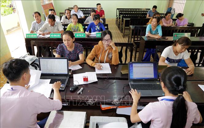 Trong ảnh: Một buổi giao dịch cho vay tại điểm giao dịch phường Cam Phúc Nam, thành phố Cam Ranh. Ảnh: Trần Việt - TTXVN