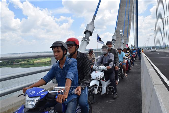 Trong ảnh: Đông đảo người dân Đồng Tháp vui mừng khi đặt chân lên chiếc cầu nối liền đôi bờ Cần Thơ và Đồng Tháp. Ảnh: Chương Đài - TTXVN
