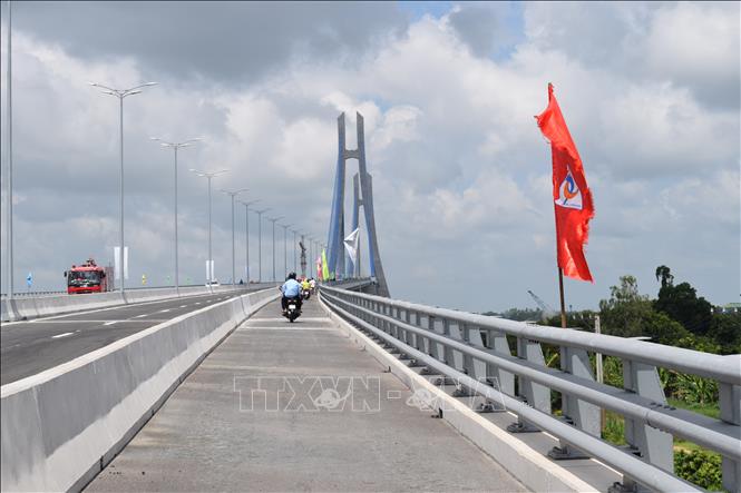 Trong ảnh: Cầu Vàm Cống - cầu dây văng thứ 2 vượt sông Hậu, nối liền hai tỉnh Đồng Tháp - Cần Thơ. Ảnh: Chương Đài - TTXVN