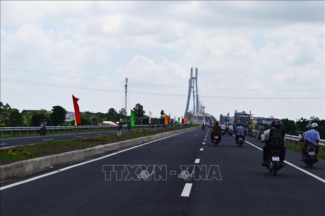 Trong ảnh: Hàng nghìn người dân đi lên cầu vàm Cống sau khi thông xe. Ảnh: Chương Đài - TTXVN