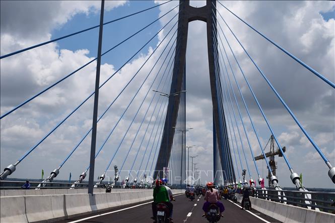 Trong ảnh: Cầu Vàm Cống - cầu dây văng thứ 2 vượt sông Hậu, nối liền hai tỉnh Đồng Tháp - Cần Thơ, với tổng mức đầu tư dự án là hơn 5.460 tỷ đồng bằng nguồn vốn ODA của Hàn Quốc và vốn đối ứng của chính phủ Việt Nam. Ảnh: Chương Đài - TTXVN