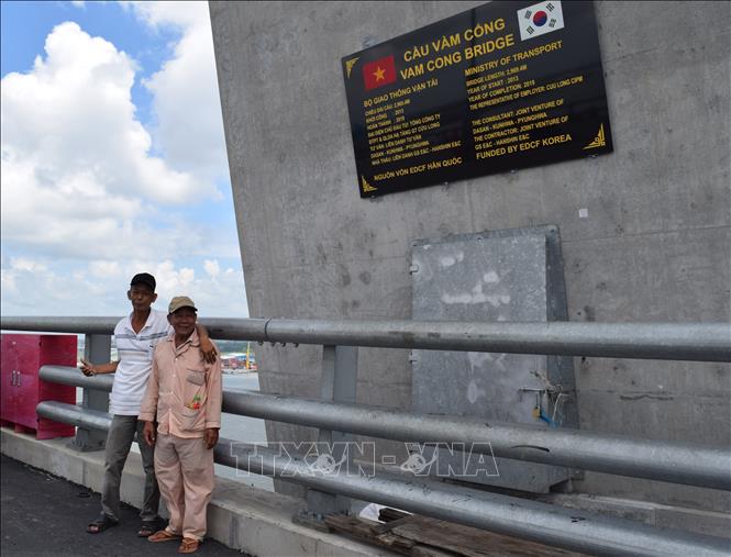 Trong ảnh: Hai lão nông hơn 70 tuổi, Ngô Hoàng Giang và Phạm Tuấn Hoàng, ở huyện Lai Vung, tỉnh Đồng Tháp quyết lội bộ để 