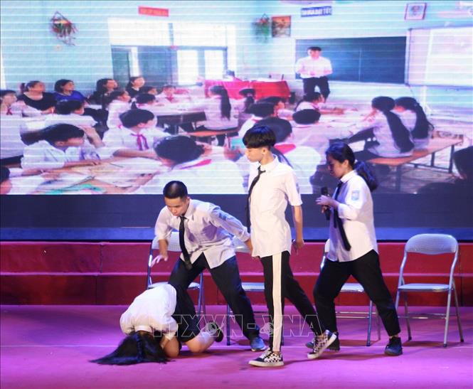 Trong ảnh: Các tiết mục dự thi không chỉ thể hiện khả năng ca hát bằng tiếng Anh mà còn mang nhiều thông điệp ý nghĩa như: bảo vệ môi trường, sự sống; phòng chống bạo lực học đường... Ảnh: Thanh Tùng - TTXVN