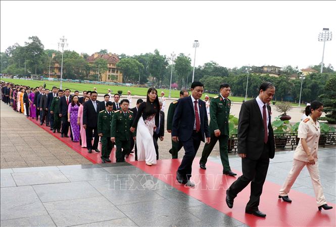 Trong ảnh: Các đại biểu Quốc hội khóa XIV vào Lăng viếng Chủ tịch Hồ Chí Minh. Ảnh: Văn Điệp – TTXVN