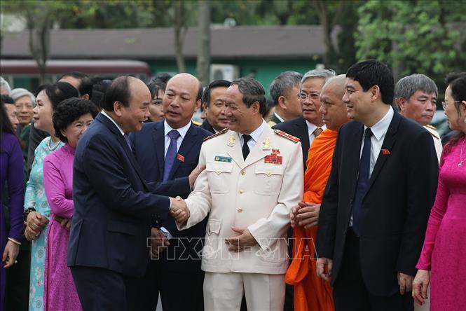Trong ảnh: Thủ tướng Nguyễn Xuân Phúc với các đại biểu Quốc hội trước giờ khai mạc kỳ họp thứ 7 Quốc hội khóa XIV. Ảnh: Dương Giang – TTXVN