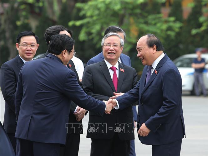 Trong ảnh: Thủ tướng Nguyễn Xuân Phúc với các đại biểu Quốc hội trước giờ khai mạc kỳ họp thứ 7 Quốc hội khóa XIV. Ảnh: Dương Giang – TTXVN
