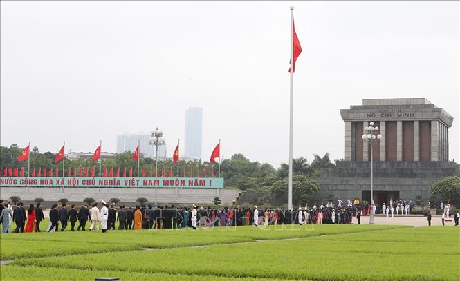 Trong ảnh: Các đại biểu Quốc hội vào Lăng viếng Chủ tịch Hồ Chí Minh. Ảnh: Dương Giang – TTXVN