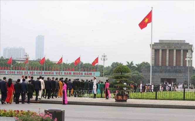 Trong ảnh: Các đại biểu Quốc hội vào Lăng viếng Chủ tịch Hồ Chí Minh. Ảnh: Dương Giang – TTXVN

