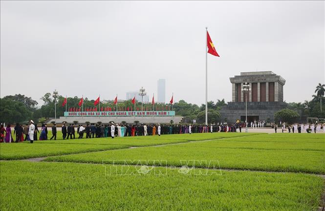 Trong ảnh: Các đại biểu Quốc hội vào Lăng viếng Chủ tịch Hồ Chí Minh. Ảnh: Dương Giang – TTXVN
