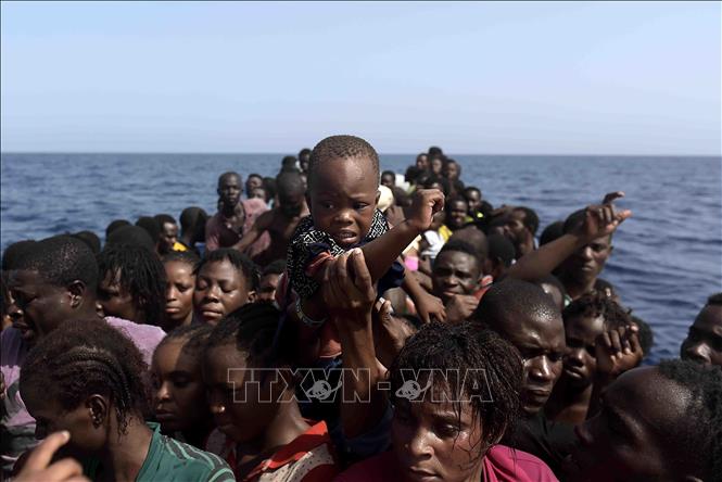 Ngày 9/2/2019, Quỹ Nhi đồng Liên hợp quốc (UNICEF) kêu gọi đẩy mạnh các chương trình hành động quốc gia và hợp tác khu vực cũng như quốc tế để bảo vệ quyền và khơi dậy tiềm năng với ít nhất 13,5 triệu trẻ em ở châu Phi phải sống trong cảnh tha hương. Trong ảnh: Trẻ em tỵ nạn lênh đênh trên Địa Trung Hải, ngày 4/10/2016. Ảnh: AFP/TTXVN phát
