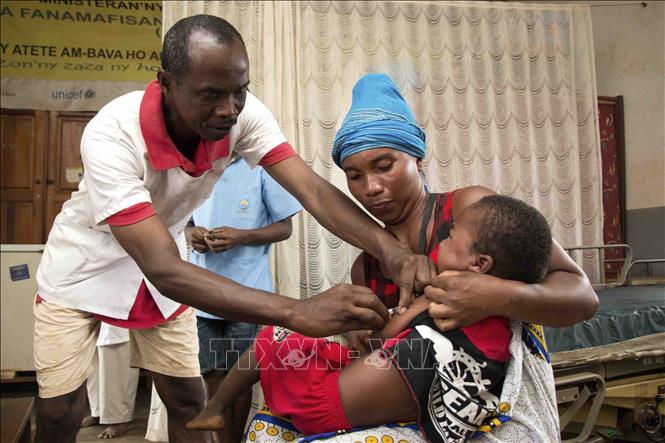 Theo Quỹ Nhi đồng Liên hợp quốc (UNICEF), trong giai đoạn 2010-2017, ít nhất 169 triệu trẻ em đã bị bỏ lỡ mũi tiêm vaccine sởi đầu tiên, tương đương với tỷ lệ trung bình là 21,1 triệu bé/năm. Điều này dẫn đến bùng phát dịch sởi trên toàn cầu trong thời gian gần đây. Trong ảnh: Tiêm vắc xin phòng sởi cho trẻ em tại Antsiranana, Madagasca, ngày 28/2/2019. Ảnh: AFP/TTXVN phát
