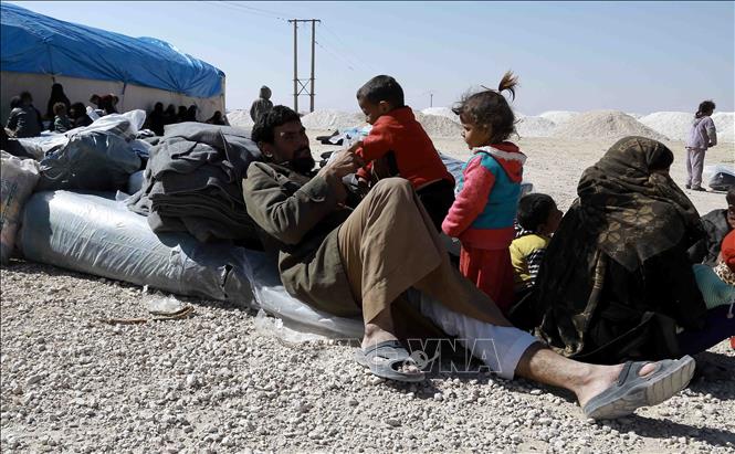 Tháng 12/2018, Quỹ Nhi đồng Liên hợp quốc (UNICEF) đã cung cấp các đồ dùng thiết yếu cho khoảng 161.000 trẻ em tỵ nạn, những người bị buộc phải rời bỏ nhà cửa trên khắp miền Bắc Iraq do chiến tranh, đang phải chống chọi với thời tiết băng giá. Theo UNICEF, số trẻ nhận được hàng cứu trợ có độ tuổi từ 3 tháng đến 14 tuổi thuộc những khu vực khó tiếp cận. Trong ảnh: Trẻ em Iraq tại trại tỵ nạn al-Hol, cách biên giới Syria 14 km. Ảnh: AFP/TTXVN phát