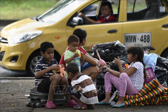 Ngày 6/4/2019, Quỹ Nhi đồng Liên hợp quốc (UNICEF) cảnh báo số lượng trẻ em cần bảo vệ và hỗ trợ các dịch vụ cơ bản tại khu vực Mỹ Latinh và Caribe có thể tăng từ mức khoảng 500 nghìn người lên 1,1 triệu người trong năm nay, do cuộc khủng hoảng tại Venezuela. Trong ảnh: Trẻ em tị nạn Venezuela tại khu trại tạm dọc sông Cali, Colombia, ngày 31/7/2018. Ảnh: AFP/TTXVN