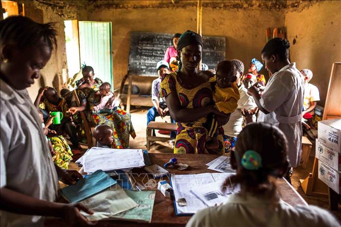 Quỹ Nhi đồng Liên hợp quốc (UNICEF) ngày 13/3/2019 cho biết khoảng 260.000 trẻ em ở vùng Kasai thuộc Cộng hòa Dân chủ Congo và hàng nghìn trẻ em đi cùng gia đình đến các tỉnh lân cận đang bị suy dinh dưỡng nặng cấp tính và cần được điều trị suốt đời. Trong ảnh: Kiểm tra sức khỏe cho trẻ bị suy dinh dưỡng tại Mavivi, khu vực Beni, CHDC Congo. Ảnh: AFP/TTXVN phát