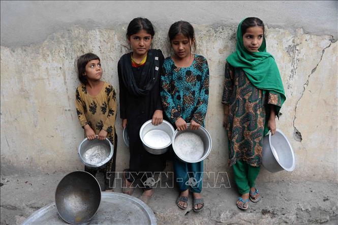 Trẻ em chiếm tới 60% những đối tượng đang cần được cứu trợ nhân đạo và đang chịu ảnh hưởng nặng nề từ các cuộc xung đột vũ trang cũng như các thảm họa thiên nhiên. Đây là nhận định được Quỹ Nhi đồng Liên hợp quốc (UNICEF) đưa ra ngày 24/4/2018. Trong ảnh: Trẻ em chờ nhận thực phẩm cứu trợ tại Jalalabad, Afghanistan, ngày 21/5/2018. Ảnh: AFP/TTXVN phát