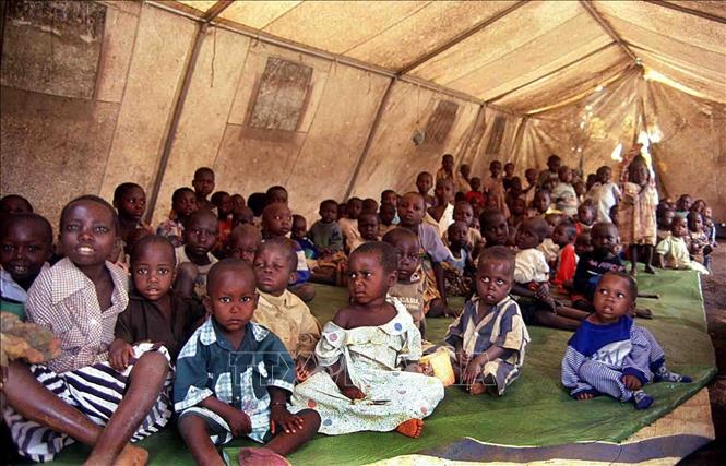 Trẻ em chiếm tới 60% những đối tượng đang cần được cứu trợ nhân đạo và đang chịu ảnh hưởng nặng nề từ các cuộc xung đột vũ trang cũng như các thảm họa thiên nhiên. Đây là nhận định được Quỹ Nhi đồng Liên hợp quốc (UNICEF) đưa ra ngày 24/4/2019. Trong ảnh: Trẻ em chờ nhận thực phẩm cứu trợ tại Bukavu, CHDC Congo. Ảnh: AFP/TTXVN phát