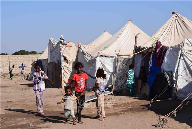 Ngày 6/2/2019, Tổ chức Lao động quốc tế (ILO) và Quỹ Nhi đồng Liên hợp quốc (UNICEF) công bố báo cáo về nguy cơ đói nghèo của trẻ em trên toàn thế giới. Theo đó, 6/10 trẻ em trên toàn cầu không được tiếp cận với bảo đảm xã hội, khiến số này trở thành đối tượng dễ bị tổn thương nhất trước nguy cơ rơi vào nạn đói nghèo kinh niên. Trong ảnh: Trẻ em tại trại tỵ nạn ở ngoại ô thủ đô Aden, Yemen, ngày 14/12/2018. Ảnh: THX/TTXVN phát