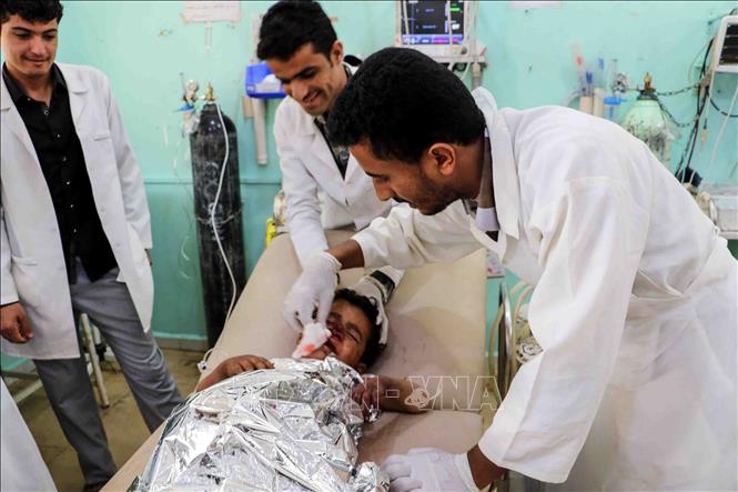 Ngày 9/8/2018, Tổng Thư ký Liên hợp quốc (LHQ) Antonio Guterres đã kêu gọi tiến hành một cuộc điều tra “nhanh chóng và độc lập” về vụ tấn công tại một khu chợ ở miền Bắc Yemen làm ít nhất 50 người thiệt mạng, phần lớn là trẻ em dưới 10 tuổi và 77 người khác, trong đó có 30 trẻ em bị thương. Trong ảnh: Trẻ em bị thương trong vụ tấn công được điều trị tại một bệnh viện ở Saada, Yemen, ngày 9/8/2018. Ảnh: THX/TTXVN phát