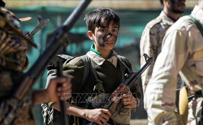 Người phát ngôn liên quân Arab do Saudi Arabia đứng đầu chống phiến quân Houthi tại Yemen cáo buộc lực lượng phiến quân này đang tuyển mộ trẻ em tham chiến. Trong ảnh: Một thiếu niên trong hàng ngũ phiến quân Houthi tại Sanaa, Yemen. Ảnh: AFP/TTXVN phát