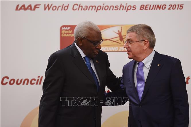 Trong ảnh (tư liệu): Cựu Chủ tịch Liên đoàn Điền kinh quốc tế (IAAF) giai đoạn 1999-2015 Lamine Diack (phải) trong cuộc họp báo tại Bắc Kinh, Trung Quốc tháng 8/2015. Ảnh: AFP/TTXVN 