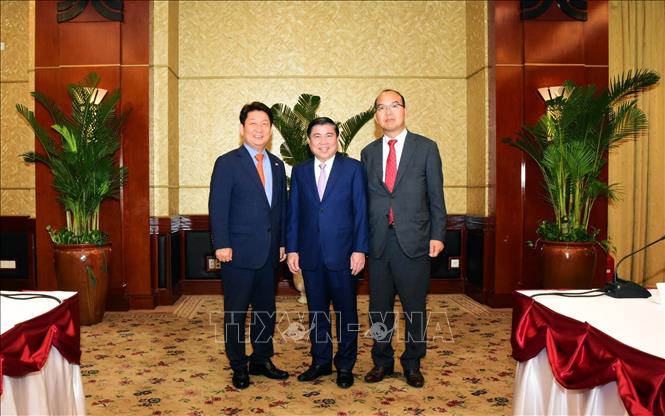 Trong ảnh: Chairman of the HCM City People’s Committee Nguyen Thanh Phong (C) welcomes Mayor of Daegu Kwon Young-jin (L) and Gyeongsangbuk province’s Deputy Governor Yoon Yong-jin (R). Ảnh: Xuân Khu-TTXVN