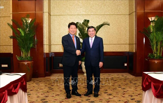 Photo: Chairman of the HCM City People’s Committee Nguyen Thanh Phong (R) welcomes Mayor of Daegu Kwon Young-jin (L). Ảnh: Xuân Khu-TTXVN