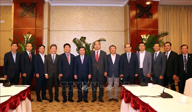 Photo: Delegates pose for a group photo. VNA Photo: Xuân Khu 