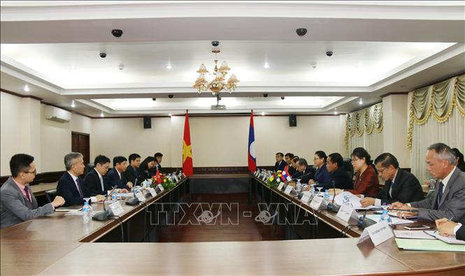 Photo: A view of the working session between Liaison Committee for Overseas Laotians and the Vietnamese delegation. VNA Photo: Xuân Tú 