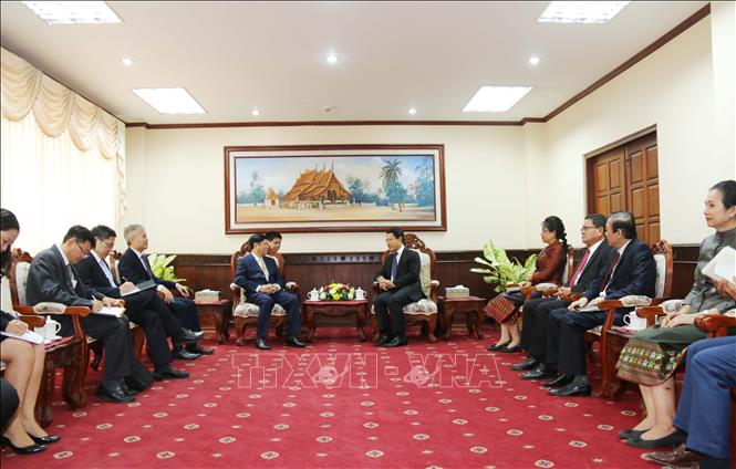 Photo: Lao Foreign Minister Saleumxay Kommasith hosts a reception for Vietnamese delegation. VNA Photo: Xuân Tú 