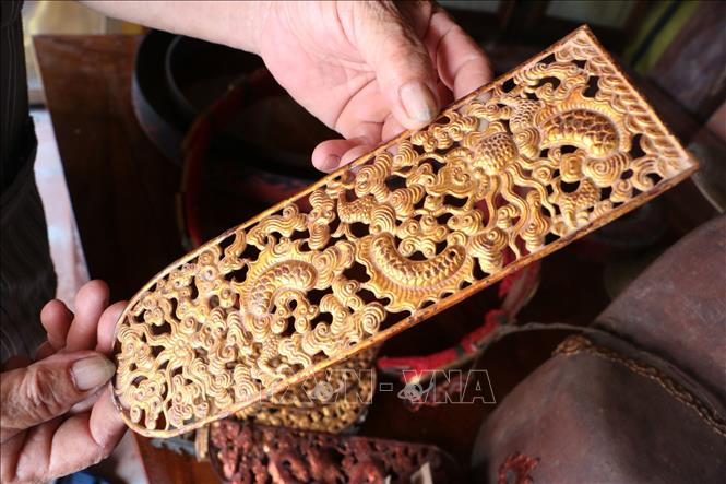 Trong ảnh: Các chi tiết tinh xảo trên mũ của Đô đài Ngự sử Bùi Cầm Hổ cách nay khoảng 600 năm hiện đang được lưu giữ tại Di tích. Ảnh: Duy Khương - TTXVN
