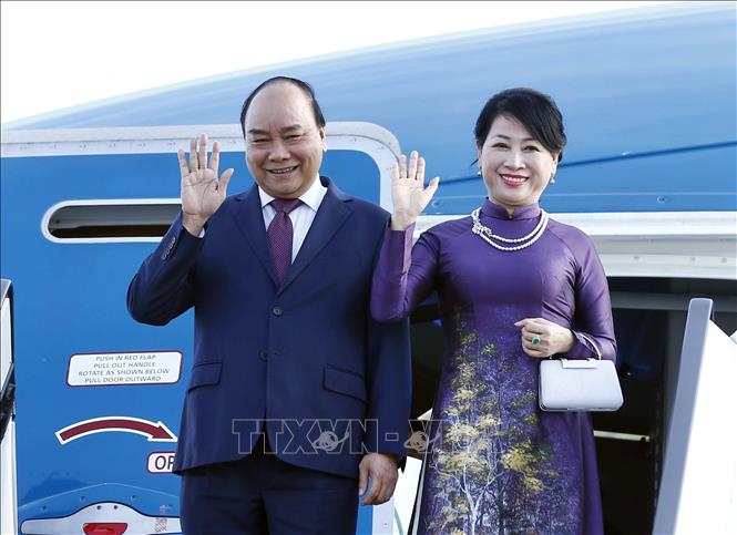 Photo: Prime Minister Nguyen Xuan Phuc (L) and his spouse (R) arrive at Pulkovo 1 airport. VNA Photo: Thống Nhất 
