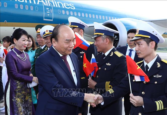 Photo: Prime Minister Nguyen Xuan Phuc and his spouse are welcome at Pulkovo 1 airport. VNA Photo: Thống Nhất 