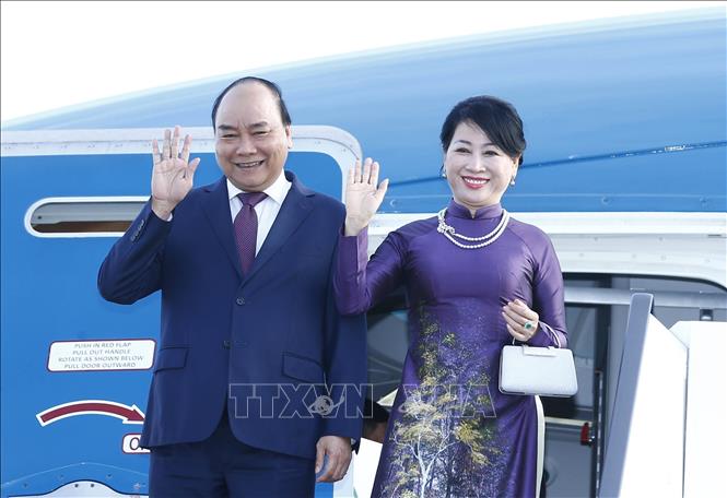 Photo: Prime Minister Nguyen Xuan Phuc and his spouse arrive at Pulkovo 1 airport. VNA Photo: Thống Nhất 
