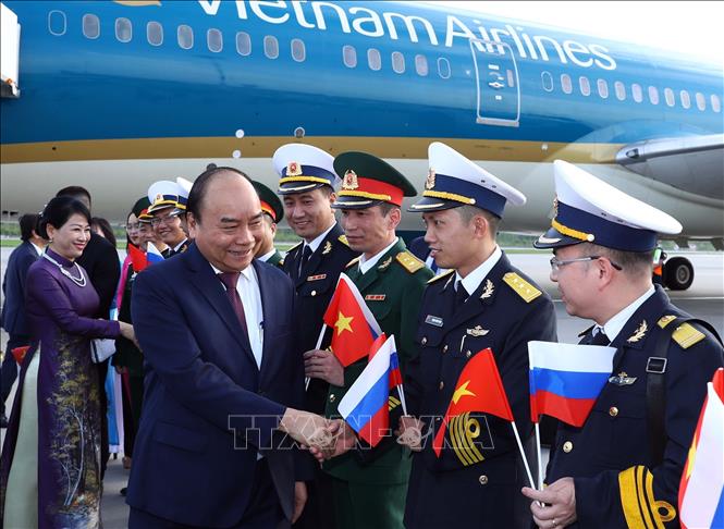 Photo: Prime Minister Nguyen Xuan Phuc and his spouse are welcomed at Pulkovo 1 airport. VNA Photo: Thống Nhất 