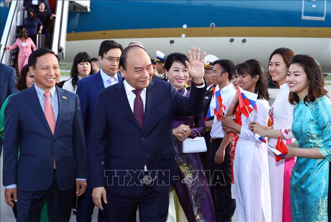 Photo: Prime Minister Nguyen Xuan Phuc and his spouse are welcomed at Pulkovo 1 airport. VNA Photo: Thống Nhất 