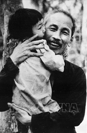 Trong ảnh: Chủ tịch Hồ Chí Minh luôn dành những tình cảm yêu thương nhất cho các cháu thiếu nhi (Việt Bắc, năm 1950). Ảnh: Tư liệu TTXVN
