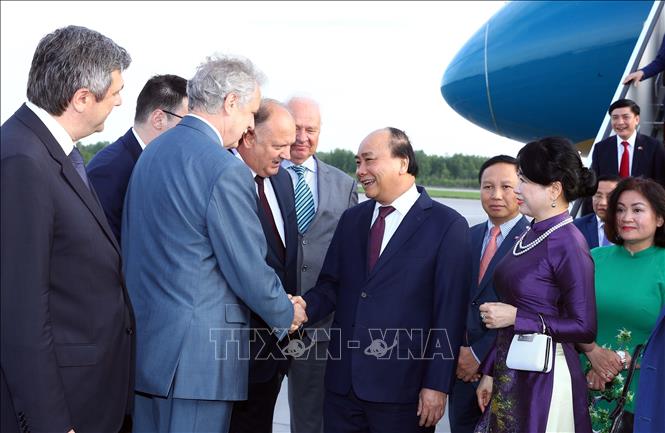 Photo: Representatives of Russian Ministry of Foreign Affairs and Saint Petersburg city welcome Prime Minister Nguyen Xuan Phuc and his spouse at Pulkovo 1 airport. VNA Photo: Thống Nhất