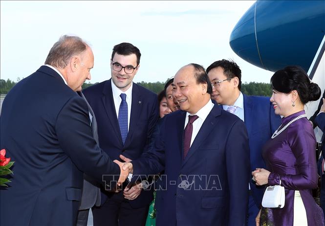 Photo: Representatives of Russian Ministry of Foreign Affairs and Saint Petersburg city welcome Prime Minister Nguyen Xuan Phuc and his spouse at Pulkovo 1 airport. VNA Photo: Thống Nhất