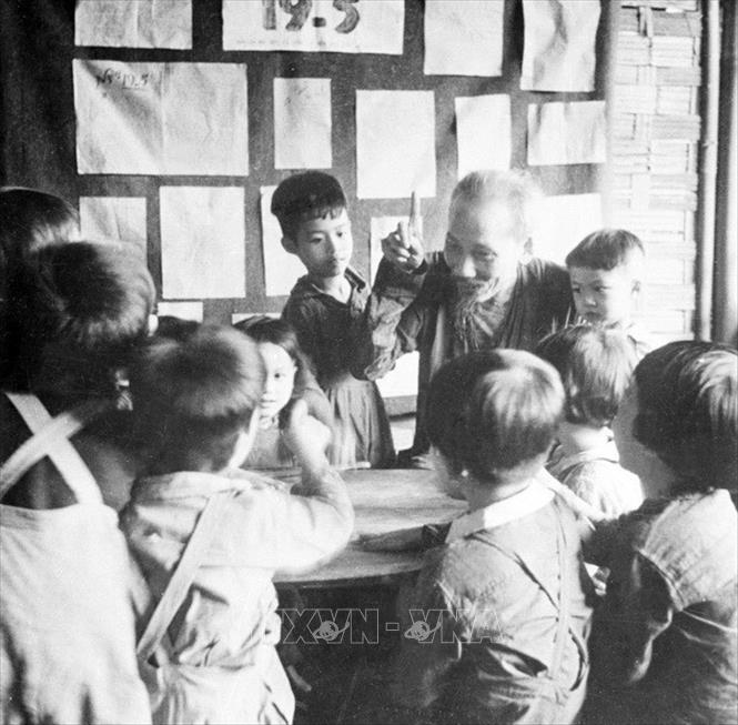Trong ảnh: Chủ tịch Hồ Chí Minh đến thăm một trại nhi đồng ở chiến khu Việt Bắc (1950). Ảnh: Tư liệu TTXVN