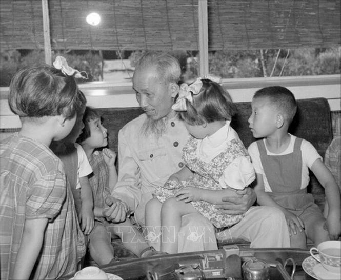 Trong ảnh: Chủ tịch Hồ Chí Minh đến thăm nhà trẻ Bắc Hải ở thủ đô Bắc Kinh, Trung Quốc (27/6/1955). Ảnh: TTXVN