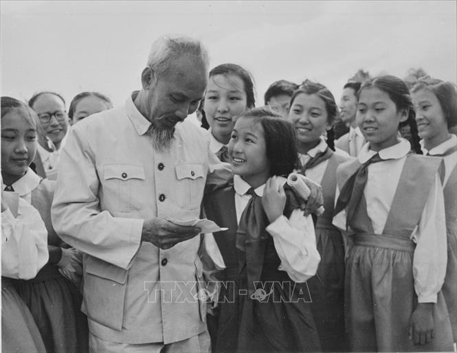 Trong ảnh: Tại lễ tiễn Chủ tịch Hồ Chí Minh ở sân bay Bắc Kinh khi kết thúc chuyến thăm Trung Quốc, ngày 30/8/1957, một đội viên thiếu niên Trung Quốc đã nhờ Bác Hồ chuyển bức thư thăm hỏi tới các đội viên thiếu niên Việt Nam. Ảnh: TTXVN