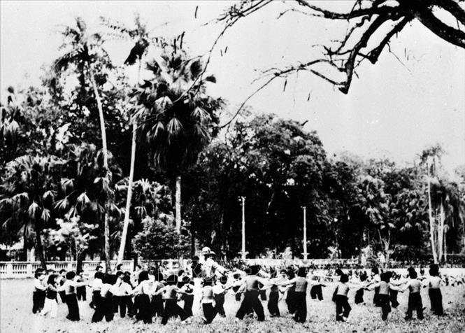 Trong ảnh: Nhân dịp Tết Nguyên đán đầu tiên sau hòa bình, thiếu nhi Thủ đô Hà Nội đến chúc Tết Bác Hồ và múa hát quanh Bác trong vườn hoa Phủ Chủ tịch (9/2/1955). Ảnh: TTXVN